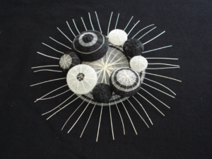 Broche blanco y negro completo 2